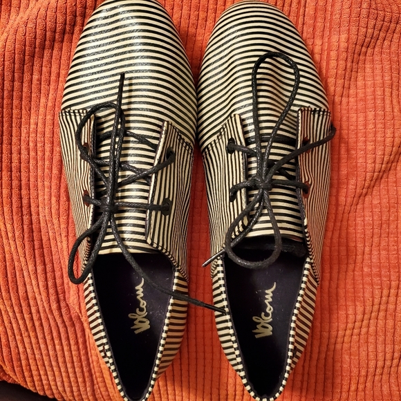 NWOT Volcom Pinstriped Shoes - Picture 2 of 6